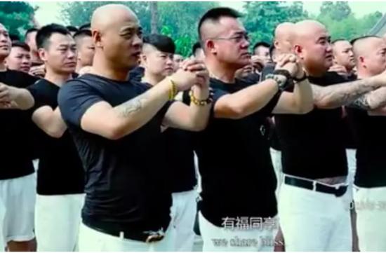 快手第一天团天安社引发的追捧效应:红与黑__